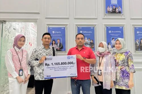 BRI Insurance Serahkan Klaim Alat Berat Rp 1,1 Miliar di Banjarmasin