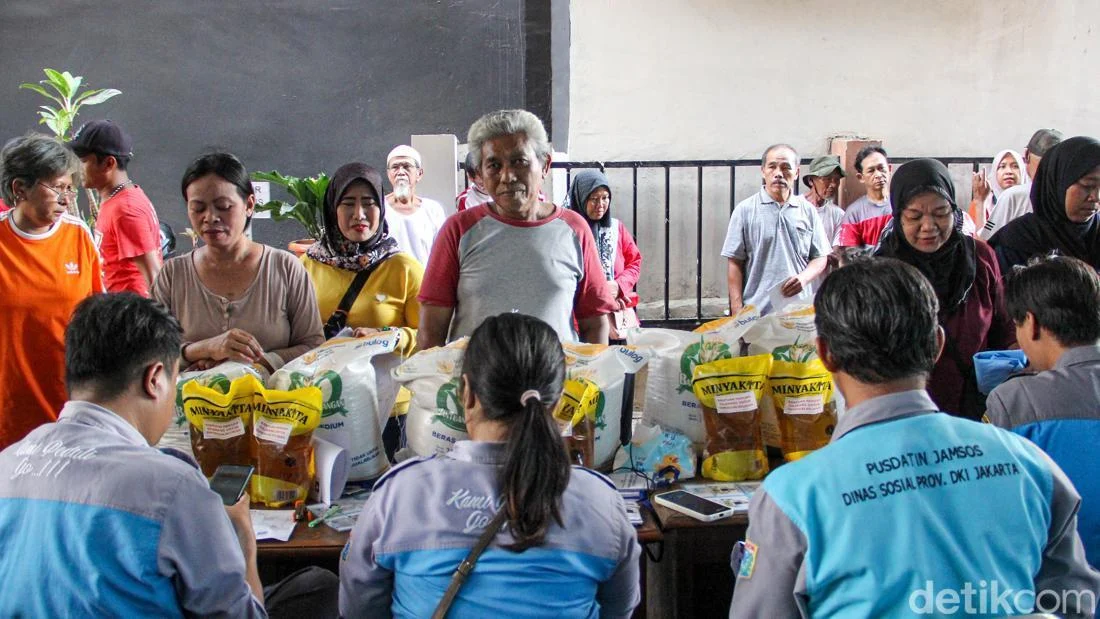 Harga Pangan Naik, Warga Pulo Gebang Antre Bantuan Beras dan Minyak