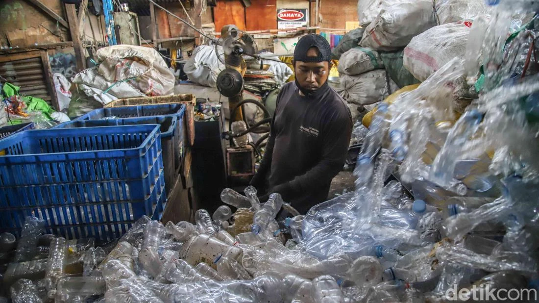 Harga Sampah Plastik Melonjak, Pemulung Tanjung Priok Banjir Rezeki