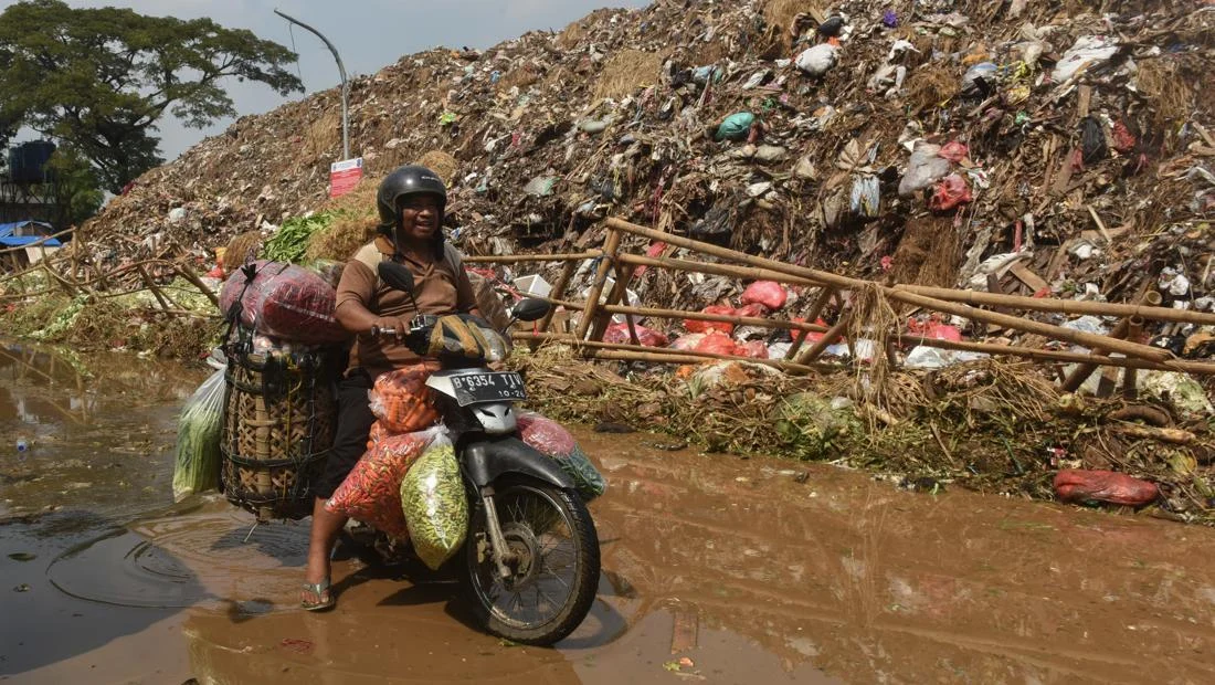 Menteri LH Jumhur Hidayat Siap Kejar Target Kelola Sampah Nasional