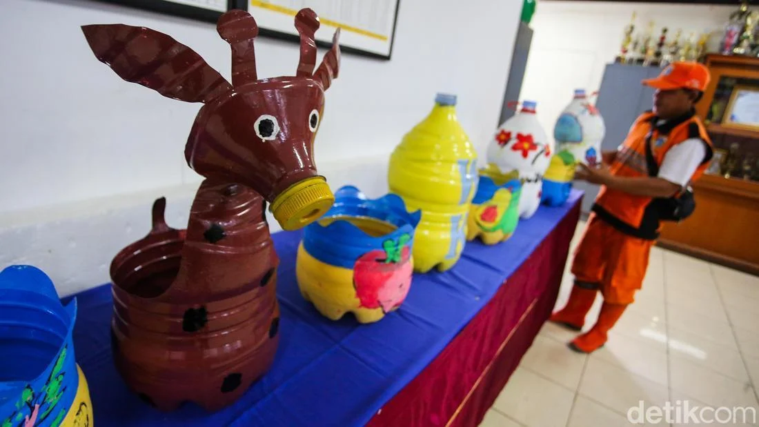 Petugas PPSU Ubah Sampah Selokan Jadi Rupiah di Tomang