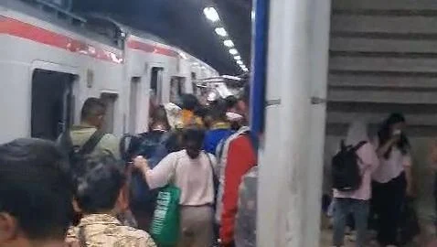 Tabrakan KA Argo Bromo dan KRL di Bekasi Timur, KAI Evakuasi Korban