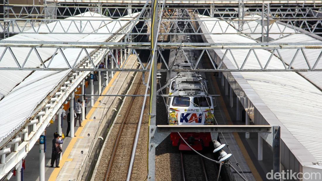 12 Kereta Jarak Jauh Berhenti di Jatinegara Akibat May Day