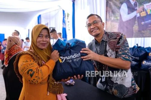 Bank Mandiri Bagikan 2.800 Sembako di Bandung Lewat Aksi Sosial