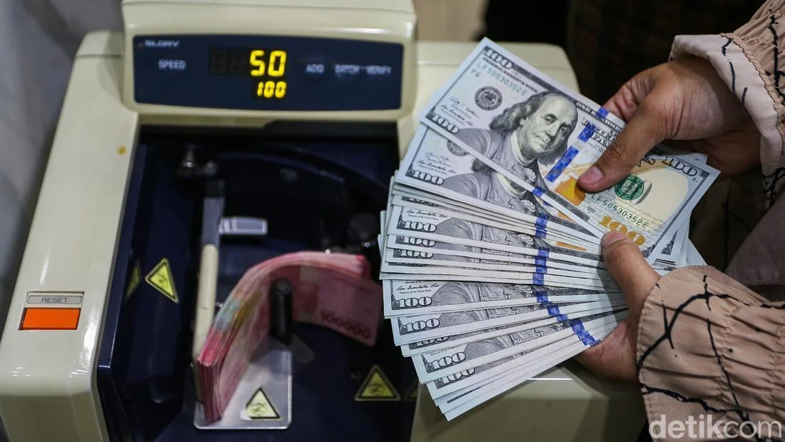 Dolar AS Tembus Rp17.600, Rupiah Terpuruk Terparah