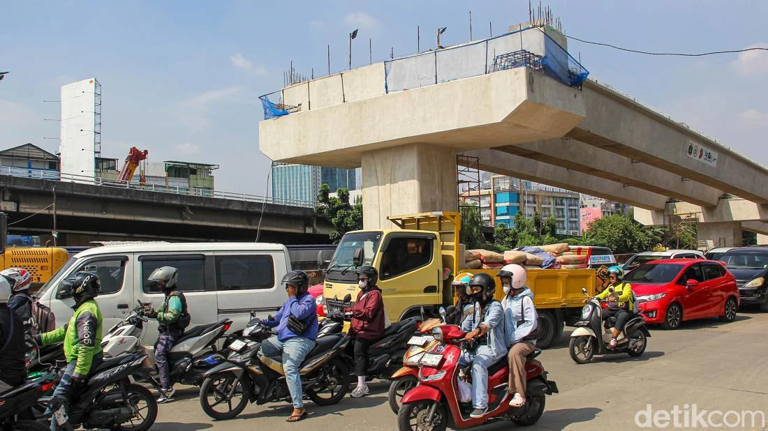Flyover Latumeten Dikebut, Lalu Lintas Tetap Padat di Jakarta Barat