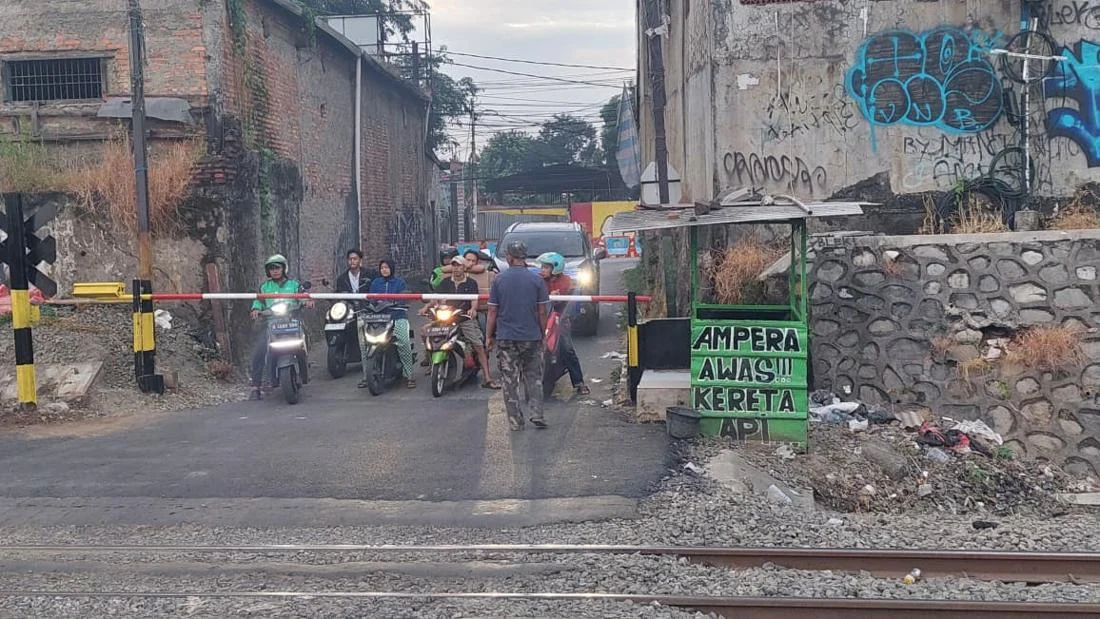 KAI Pasang Palang Pintu Sementara di Perlintasan Ampera Bekasi Timur