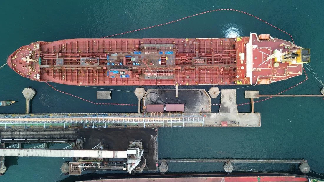 Kapal Tanker LNG Rusia Terkatung-katung di Laut Akibat Sanksi