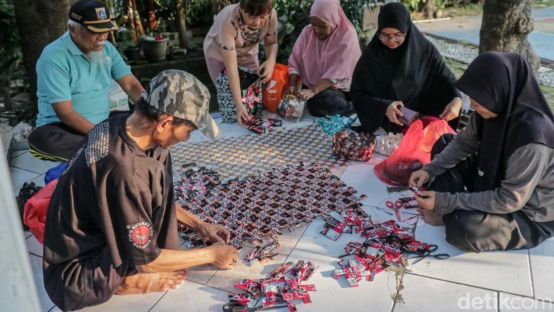 Malaka Jaya: Sampah Jadi Rupiah Lewat Kerajinan Kreatif