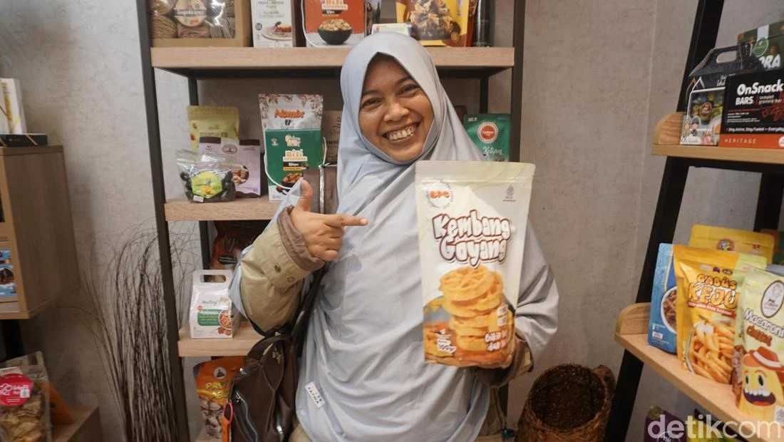 Mantan Karyawan Pabrik Raup Jutaan dari Jajanan Betawi
