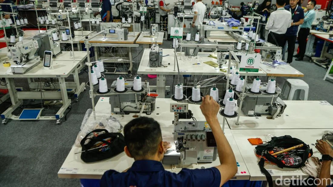Manufaktur Indonesia Ekspansi, Ekonom Ingatkan Ancaman Impor & Ekspor