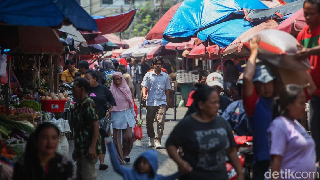 Masyarakat Gali Lubang Tutup Lubang, Utang Pinjol & Paylater Meroket