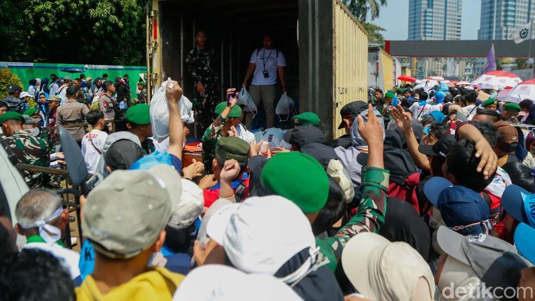 May Day di Monas: Pembagian Sembako Ricuh, Buruh Berdesakan