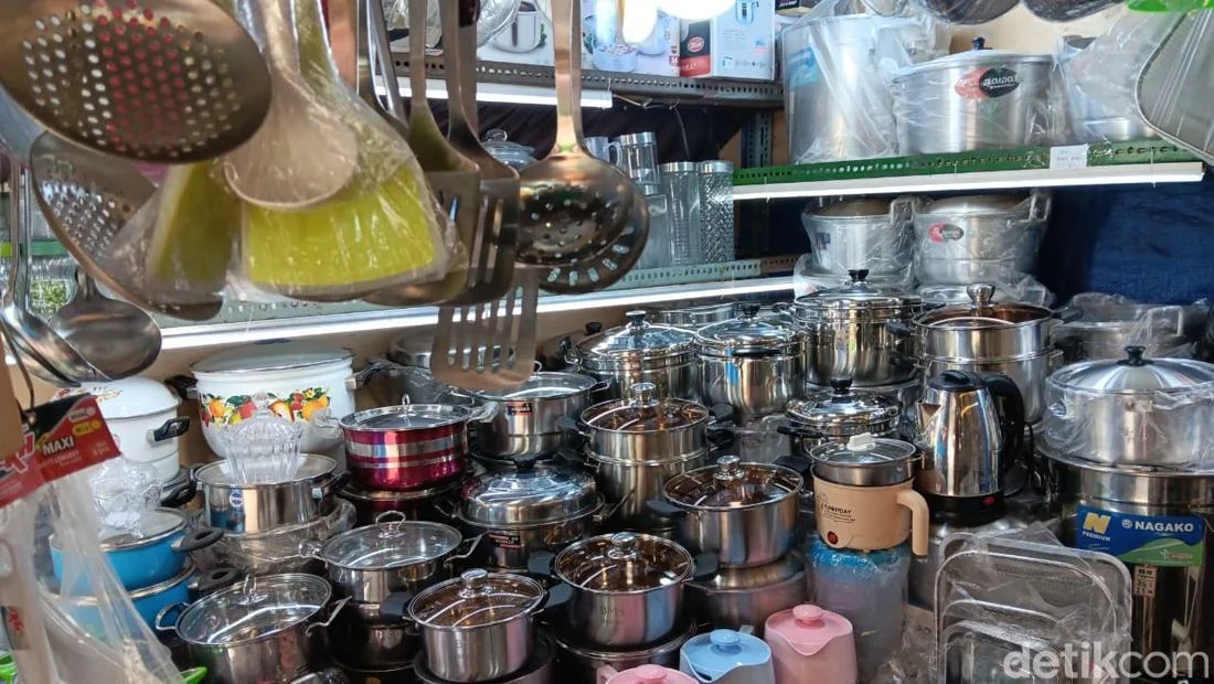 Perabot Rumah Tangga Meroket di Pasar Jatinegara Akibat Dolar