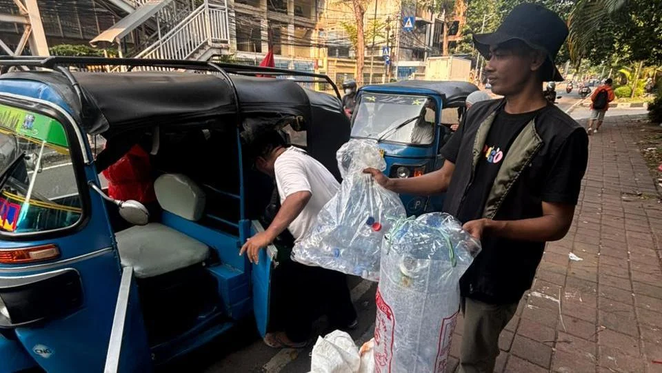PGN Tukar Botol Plastik Jadi Kupon BBG untuk Komunitas Bajaj