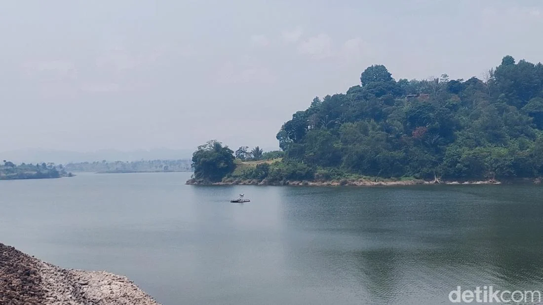 PLTS Terapung Saguling Terhambat Izin Hutan, Proyek Mundur