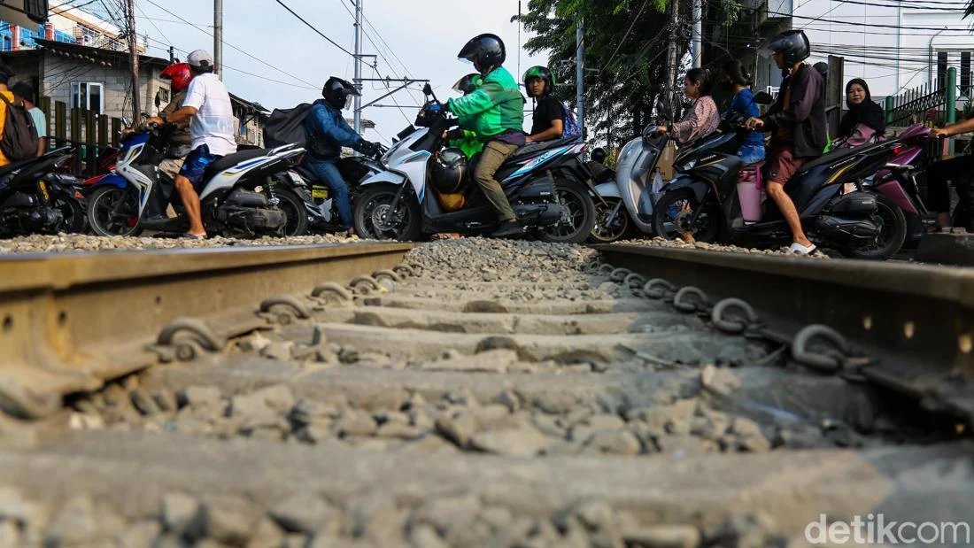 Ratusan Perlintasan Kereta Api Ditutup Demi Keselamatan
