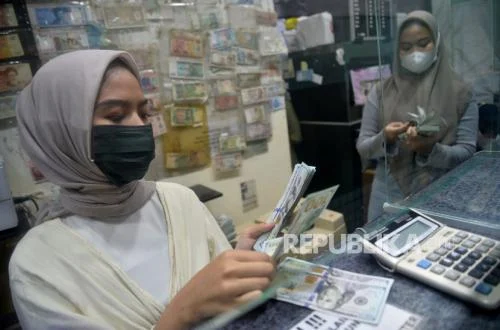 Rupiah Anjlok, Bank Singapura Jual Dolar Dekati Rp 17.700