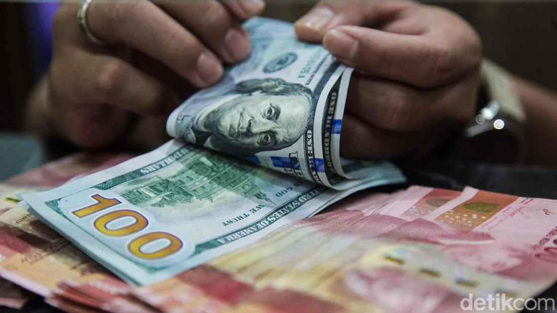 Rupiah Anjlok ke Rekor Terendah, Tembus Rp17.645/USD