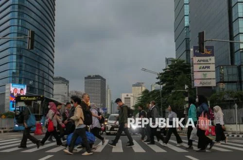 Rupiah Loyo, PHK Mengintai Industri Nasional