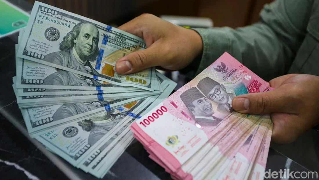 Rupiah Tertekan Hebat, Dolar AS & Singapura Tembus Rekor Tertinggi