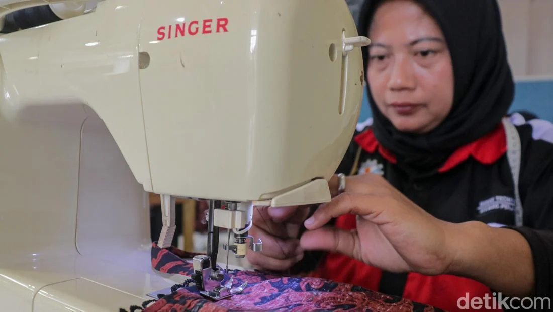 Sertifikasi Menjahit Bekali Warga Jatinegara Siap Kerja
