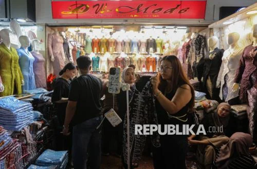 Tanah Abang Ramai Jelang Ramadhan, Tren Gamis Emerald Mendominasi