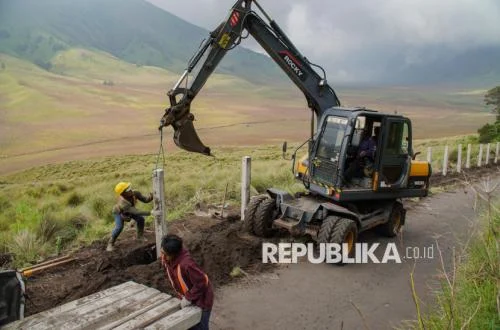 TNBTS Pasang Patok Beton, Tingkatkan Keamanan dan Kenyamanan Wisatawan