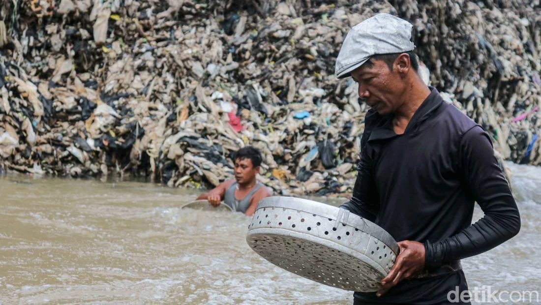 Warga Depok Bertahan Hidup dengan Mendulang Logam di Kali Pesanggrahan