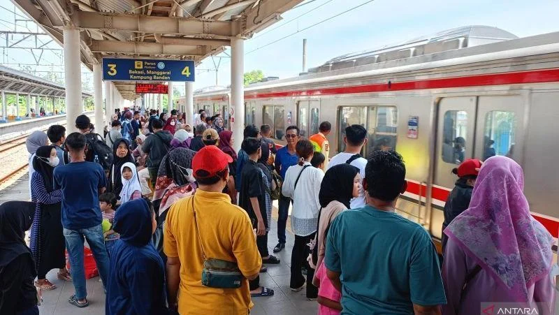 Kepadatan KRL Jabodetabek Lampaui Kapasitas, KAI Genjot Modernisasi Jalur