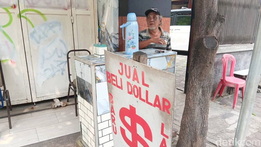 Pedagang Valas Kaki Lima di Kwitang Terima Uang Rusak