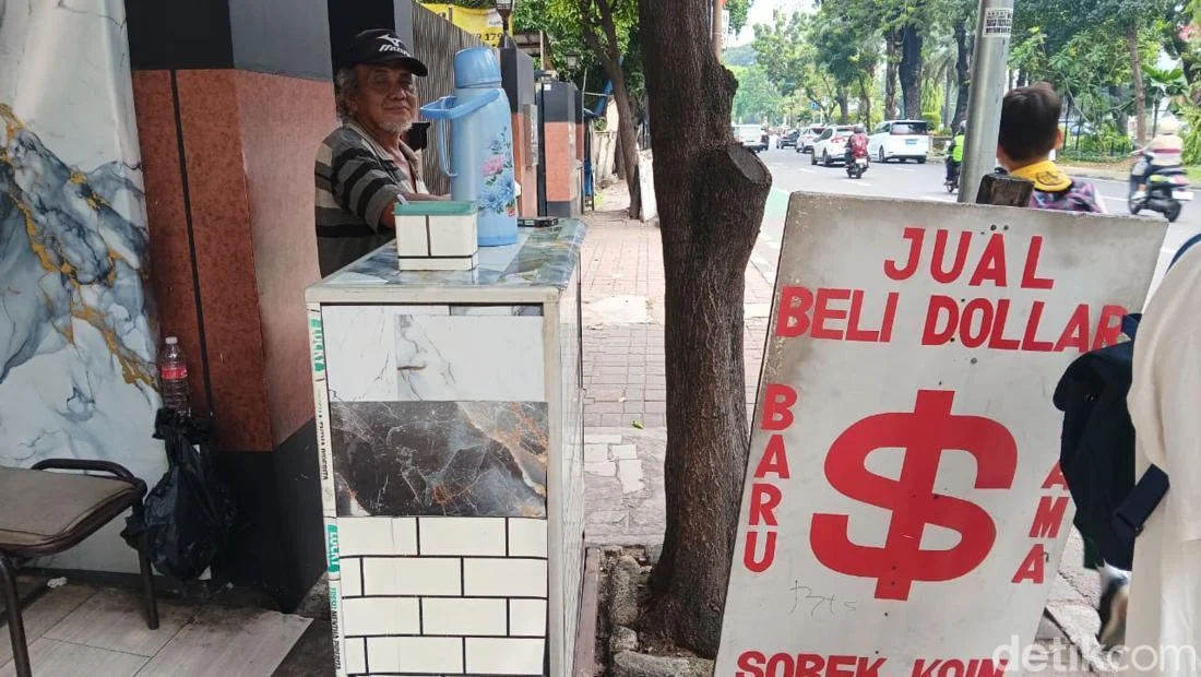 Pedagang Valas Kaki Lima: Solusi Dolar Rusak di Kwitang