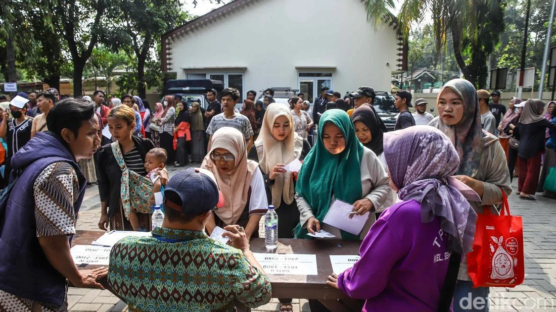 Ratusan Warga Semper Barat Antre Bantuan Pangan, Tekanan Ekonomi Meningkat