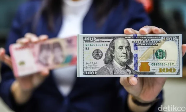 rupiah terpuruk dolar as capai rp18 000 pasar khawatir